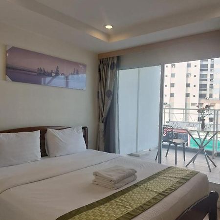 V Check Inn Sukhumvit 22 Banguecoque Exterior foto