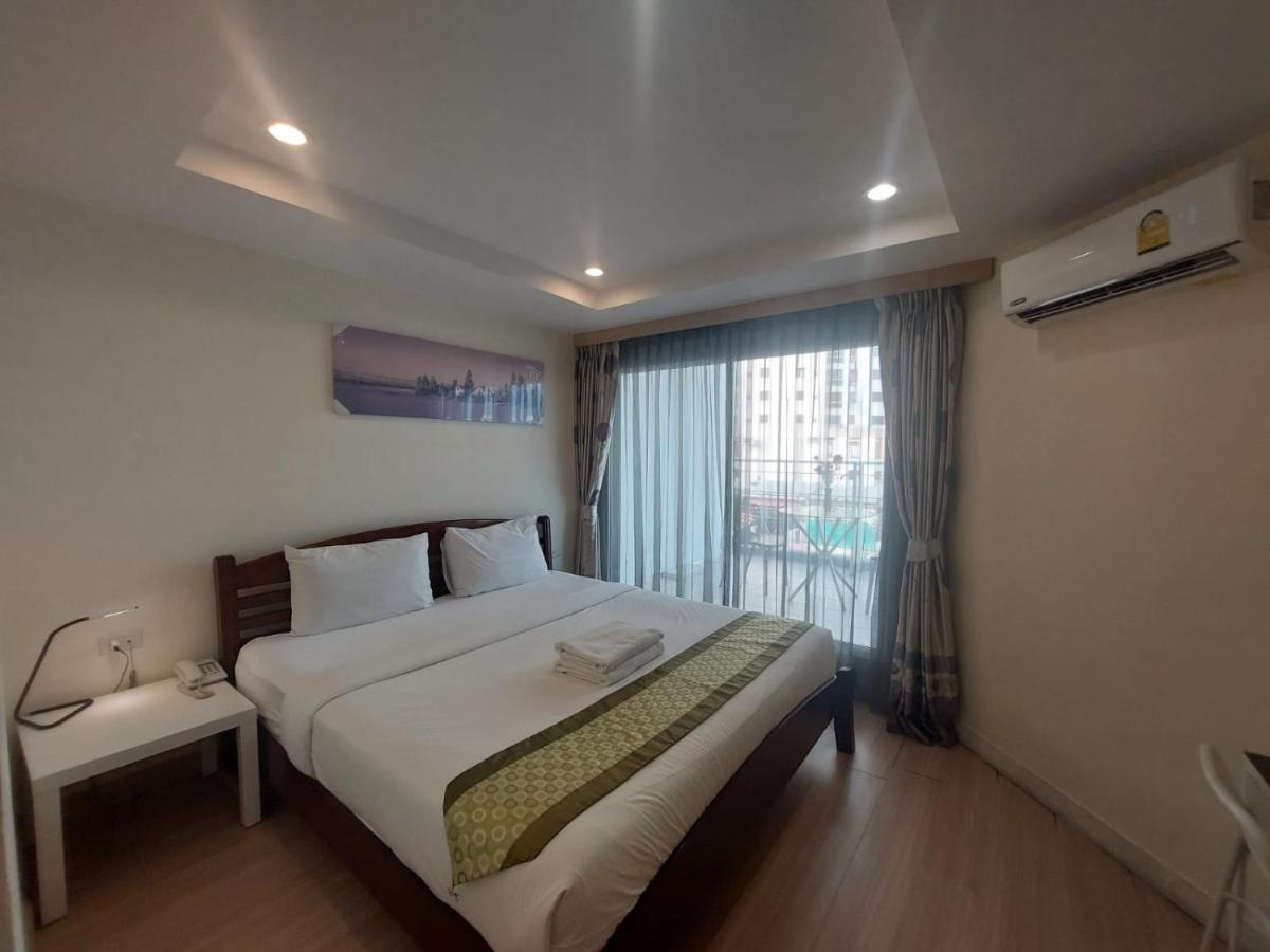 V Check Inn Sukhumvit 22 Banguecoque Exterior foto