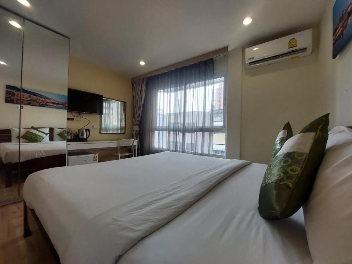 V Check Inn Sukhumvit 22 Banguecoque Exterior foto