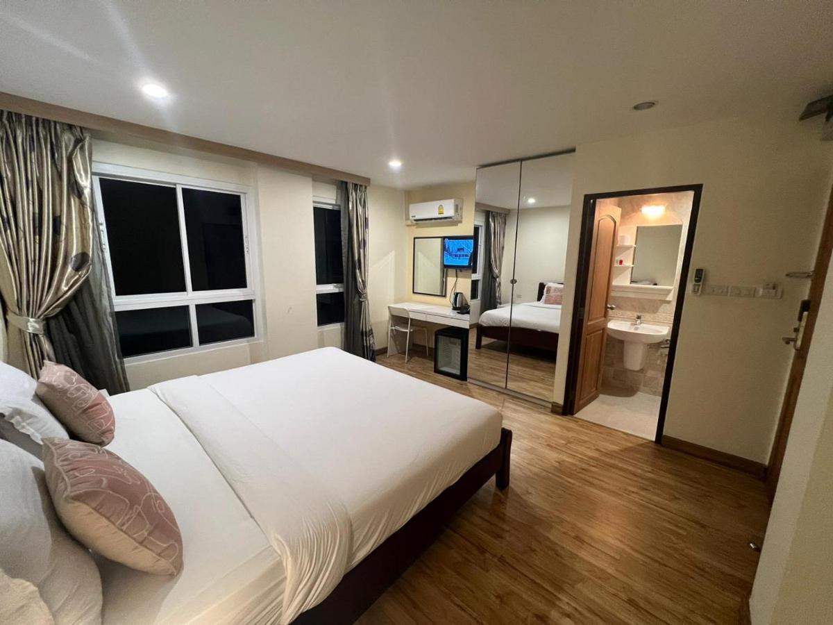 V Check Inn Sukhumvit 22 Banguecoque Exterior foto