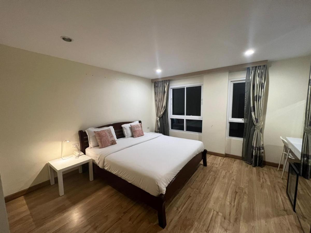 V Check Inn Sukhumvit 22 Banguecoque Exterior foto